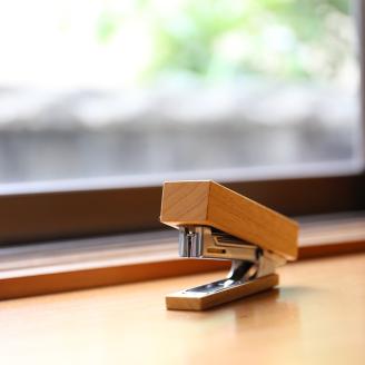 SZ0088　《5種の木材から選べる》木製ホチキス （アユース）