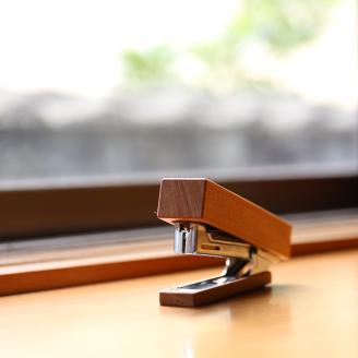 SZ0086　《5種の木材から選べる》木製ホチキス （アガチス）