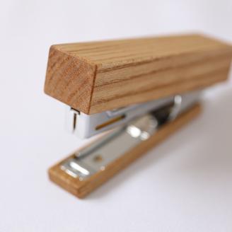 SZ0084　《5種の木材から選べる》木製ホチキス （タモ）