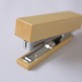 SZ0085　《5種の木材から選べる》木製ホチキス （ベイヒバ）