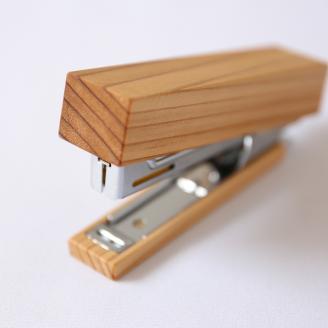 SZ0087　《5種の木材から選べる》木製ホチキス （杉）