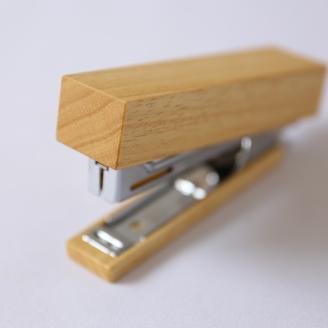 SZ0088　《5種の木材から選べる》木製ホチキス （アユース）