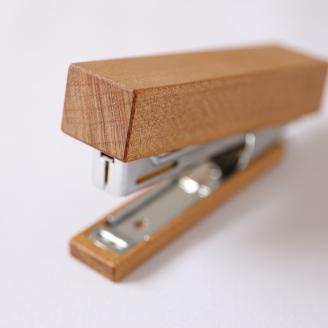 SZ0086　《5種の木材から選べる》木製ホチキス （アガチス）
