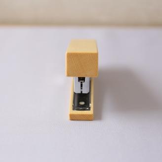 SZ0085　《5種の木材から選べる》木製ホチキス （ベイヒバ）