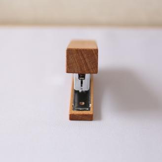 SZ0086　《5種の木材から選べる》木製ホチキス （アガチス）
