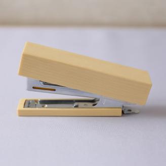 SZ0085　《5種の木材から選べる》木製ホチキス （ベイヒバ）