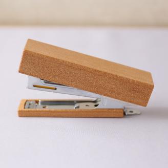 SZ0086　《5種の木材から選べる》木製ホチキス （アガチス）