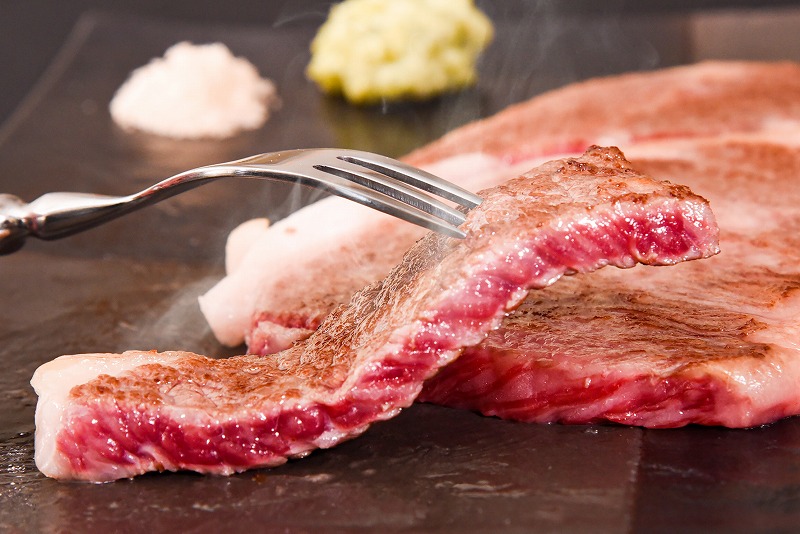 山形牛 リブロースステーキ 300g 《焼いた後の脂で作る炒飯は絶品！山形牛の旨味を余すことなくお楽しみください！》／ 牛肉 黒毛和牛 お取り寄せ 厳選 ステーキ 焼肉 焼き肉 国産 霜降り 冷凍 1枚 300グラム  高級 人気 東北 山形県寒河江市　022-D-YL016