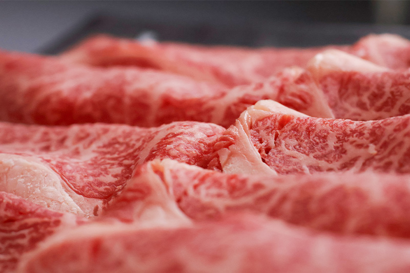 【45営業日以内配送】幸せを運ぶ牛《幸生牛》希少牛 肩ロースすき焼き用 1kg（500g×2パック） 039-D-YL036 1kg（500g×2パック）