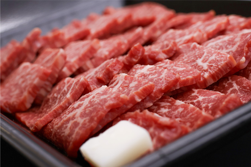 【45営業日以内配送】幸せを運ぶ牛《幸生牛》希少牛 焼肉 （モモ、肩、バラ おまかせ） 500g（500g×1パック） 018-D-YL053 500g（500g×1パック）