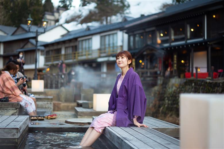 【銀山温泉 尾花沢市】JTBふるさと旅行券（紙券）90,000円分 宿泊 選べるお宿 旅館 トラベル 観光 宿 東北 山形 山形県 尾花沢 銀山 温泉 大正浪漫 大正ロマン 宿泊予約 父の日 母の日 ギフト JDS01 旅行券30,000円×3枚　寄附額300,000円