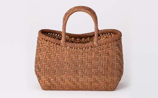 FYN6-001 ≪ご好評につき1年以上待ち≫ 山形県西川町 大井沢産 山葡萄籠 山ぶどうのつるカゴ アーチ状 小 （約縦17cm×横25cm×まち9cm 取っ手11cm） 蔓籠 籠 バック 手作り 職人 やまぶどう 国産 月山 民芸品 伝統工芸品