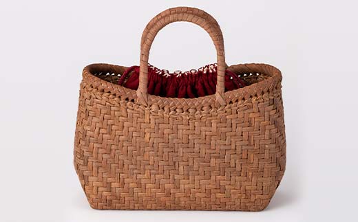 FYN6-002 ≪ご好評につき1年以上待ち≫ 山形県西川町 大井沢産 山葡萄籠 山ぶどうのつるカゴ アーチ状 小 内袋付 （約縦17cm×横25cm×まち9cm 取っ手11cm） 蔓籠 籠 バック 手作り 職人 やまぶどう 国産 月山 民芸品 伝統工芸品