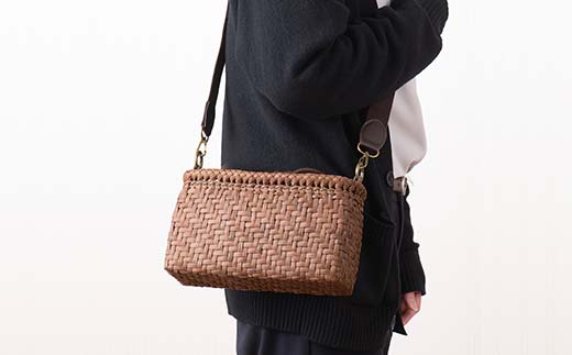 FYN6-450 ≪ご好評につき1年以上待ち≫ 山形県西川町 大井沢産 山葡萄籠 山ぶどうのつるカゴ ショルダー バック 横小 内布付（縦 約14cm×横 約23.5cm×マチ 約7cm ） 蔓籠 手作り 職人 やまぶどう 国産 月山 民芸品 伝統工芸品