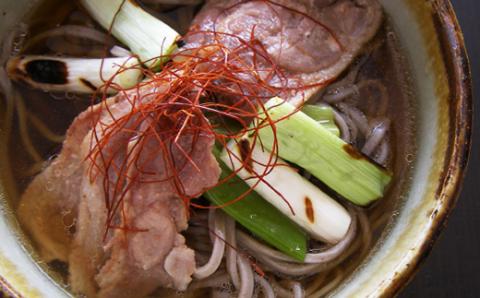 FYN9-411 ≪2025年先行予約 年内発送≫山形県 西川町 年越し 鴨南蛮そばセット(4食) つゆ付き 2025年12月26日頃から順次発送 年越し そば 蕎麦 めん 麺 セット たれ付 具材付 国内製造 年末 年内 配送 発送 山形県 西川町 月山