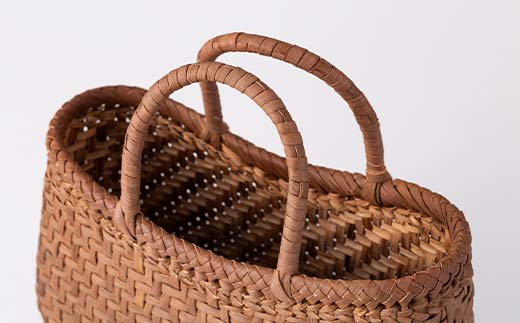 FYN6-001 ≪ご好評につき1年以上待ち≫ 山形県西川町 大井沢産 山葡萄籠 山ぶどうのつるカゴ アーチ状 小 （約縦17cm×横25cm×まち9cm 取っ手11cm） 蔓籠 籠 バック 手作り 職人 やまぶどう 国産 月山 民芸品 伝統工芸品