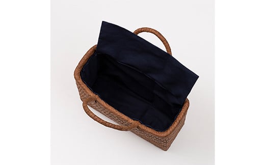 FYN9-839 ≪ご好評につき1年以上待ち≫ 山形県西川町 大井沢産 山葡萄籠 山ぶどうのつるカゴ バック中 内布付 （約縦 21cm×横 30cm×まち 10cm 取っ手 13cm）蔓籠 手作り 職人 やまぶどう 国産 月山 民芸品 伝統工芸品