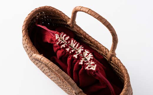 FYN6-002 ≪ご好評につき1年以上待ち≫ 山形県西川町 大井沢産 山葡萄籠 山ぶどうのつるカゴ アーチ状 小 内袋付 （約縦17cm×横25cm×まち9cm 取っ手11cm） 蔓籠 籠 バック 手作り 職人 やまぶどう 国産 月山 民芸品 伝統工芸品