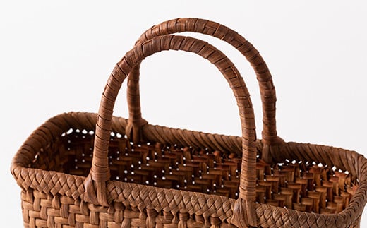 FYN9-835 ≪ご好評につき6ヶ月以上待ち≫ 山形県西川町 大井沢産 山葡萄籠 山ぶどうのつるカゴ バック小（約縦 18cm×横 26cm×まち 10cm 取っ手 12cm） 蔓籠 手作り 職人 やまぶどう 国産 月山 民芸品 伝統工芸品