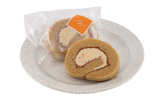 【金山町×新庄市 共通返礼品】高校生地域開発チームWATSが開発した！金山産落花生使用のロールケーキ「ろーるなっつ」 F4B-0570