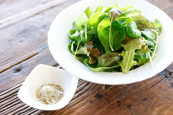 庄内産 ベビーリーフミックス 70g×4袋と野菜用ハーブ塩セット 土耕栽培 サラダ スムージー 若葉 野菜 生野菜 新鮮 山形県 冷蔵 70g×4袋 ハーブ塩セット