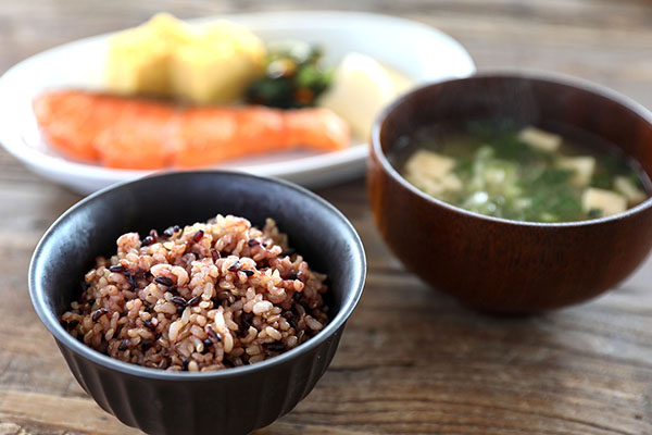 雪若丸 特別栽培玄米 パックごはん 24個 有機黒米入 健康 ダイエット 備蓄 保存食 防災 簡単レンジ 温めるだけ 湯煎調理 24個