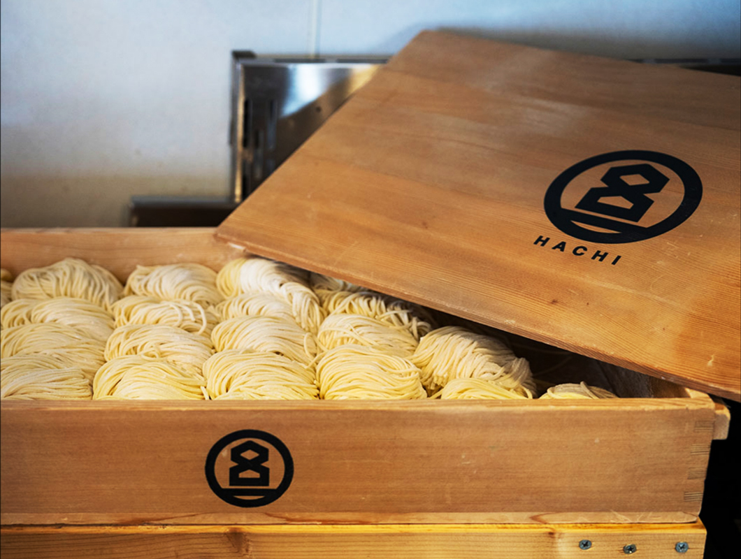 HACHI らーめん 弾八 8食セット｜ラーメン 醤油 しょう油 自家製麺 麺 めん 中細麺 スープ スープ付 会津若松 会津 ハチ はち 弾八 お取り寄せ テレビ グルメ番組 拉麺 [0910]