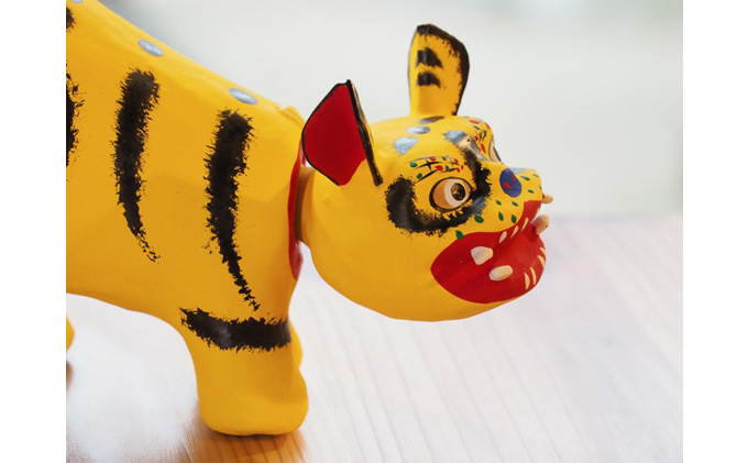 【ふるさと納税】首振りとら Mサイズ 黄色 伝統工芸品 張り子 干支 寅年 手づくり 縁起物 魔除け おしゃれ  置物 インテリア おもちゃ