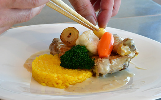 福島県 伊達市産 骨付き伊達鶏もも肉のフリカッセ サフランライス添え 銘柄鶏 ブランド鶏 モモ肉 惣菜 フランス料理 フレンチ はちみつ米 スカイパレスアソシエイツ  加工品 食品 F20C-328