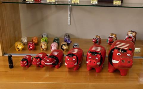 【縁起置物】「幸せを運ぶ牛」「子どもの守り神」あかべこ5号（長さ21.0cm） F4D-0153