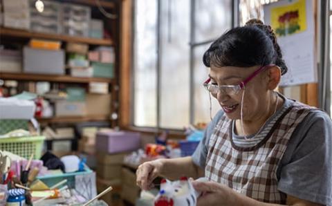 【縁起置物】「幸せを運ぶ牛」「子どもの守り神」あかべこ3号（長さ15.0cm） F4D-0151