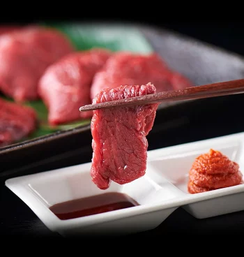 【定期便3ヶ月】国産 馬刺し ロース 3人前（約200g）大久保商店（自家製にんにく辛子味噌付き）冷蔵発送 ｜ ばさし 馬 馬刺し 馬肉 本格 自家製 味噌 ※沖縄・離島への配送不可