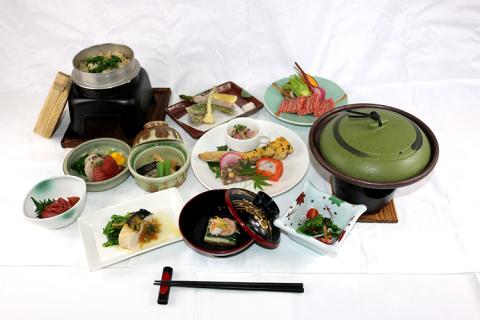 新鶴温泉んだ宿泊券　プレミアム：1泊2食付きで地酒等も飲み放題　2名分セット ※着日指定不可