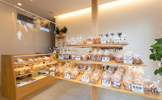 職人の技 手焼きに美味しさの訳あり！ 一枚一枚丁寧に職人が焼く手焼きせんべい詰め合わせ (8種) F6U-125