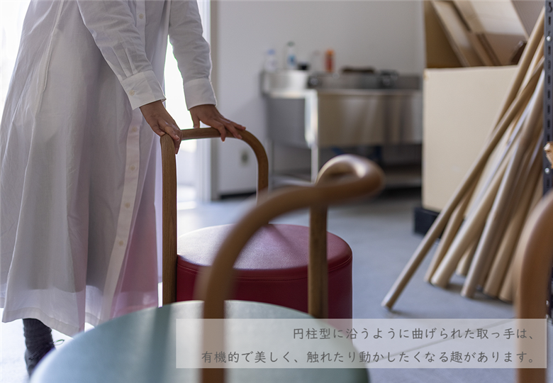 Carry Stool　C:白川だるまの赤 ～ふくしまの冬景色。デザイン性×使いやすさを追求した可動式スツール～【椅子 スツール インテリア 家具 キャスター付き 可動式 日本製 おしゃれ 木 チェア モダン デザイン 福島 オフィス リビング ダイニング 木製 スタイリッシュ コンパクト ナチュラル サイドテーブル カラフル カラー展開 母の日 父の日 敬老の日 ギフト 贈り物 プレゼント】 C:白川だるまの赤 幅41ｃｍ×奥行43ｃｍ×高さ70cm×座高45.5㎝ 本体重量 ：約7.5kg