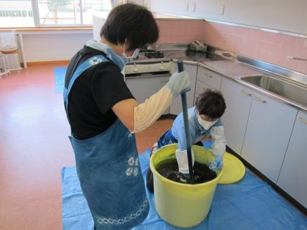 【数量限定】藍染めストール（絹）～乾燥葉染め～ ならは藍染め会【ストール 藍染め 乾燥葉染め 絹 シルク ギフト 贈り物 プレゼント ギフト対象品 藍 手作り 手染め ハンドメイド 鮮やか 福島 楢葉 ファッション 母の日 父の日 敬老の日 お祝い ギフト プレゼント 】