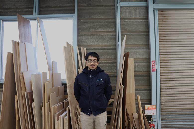 Carry Stool　J：塩屋崎灯台の白 ～ふくしまの冬景色。デザイン性×使いやすさを追求した可動式スツール～【椅子 スツール インテリア 家具 キャスター付き 可動式 日本製 おしゃれ 木 チェア モダン デザイン 福島 オフィス リビング ダイニング 木製 スタイリッシュ コンパクト ナチュラル サイドテーブル カラフル カラー展開 母の日 父の日 敬老の日 ギフト 贈り物 プレゼント】 J：塩屋崎灯台の白 幅41ｃｍ×奥行43ｃｍ×高さ70cm×座高45.5㎝ 本体重量 ：約7.5kg