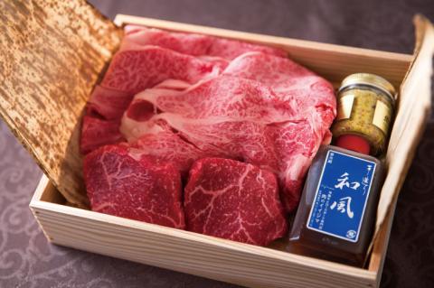 肉 常陸牛 A5 肩ロースすきやき300ｇ＆ 常陸牛 A5 ももステーキ80g×2セット＜木箱入り・特製タレ／マスタード付き＞ お歳暮 霜降り ギフトセット 内祝い 結婚 出産 記念日（DU-33）