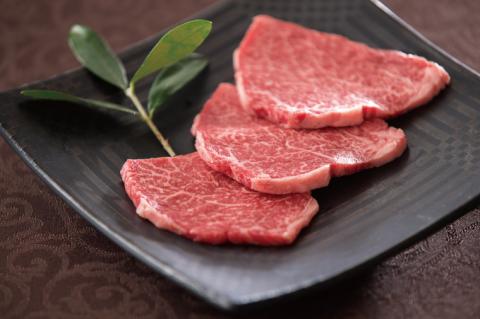 肉 常陸牛A5 焼肉用 霜降りもも厚切り肉 510g ＜木箱入り・特製タレ付き＞ お歳暮 プレゼント 誕生日 内祝い お礼 出産祝い 快気祝い 箱入り 熨斗 ギフト対応 茨城県 水戸市（DU-35）