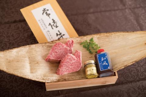 【希少部位】肉 常陸牛A5 フィレミニヨンステーキ 150g×2枚＜木箱入り・特製タレ／マスタード付き＞ ヒレステーキ お歳暮 プレゼント 誕生日 食べ物 上質 ギフト対応【肉のイイジマ】（DU-36）
