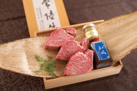 【希少部位】 食べ物 肉 常陸牛A5 上質フィレミニヨンステーキ 150g × 3枚＜木箱入り・特製タレ／マスタード付き＞ ヒレステーキ お歳暮 ギフト お返し 内祝い お祝い 茨城県 水戸市（DU-37）