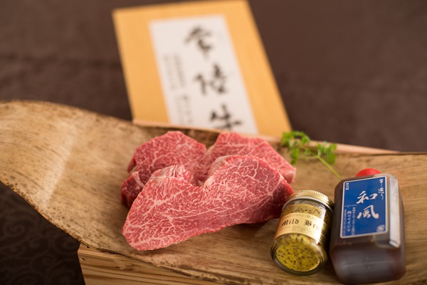 【希少部位】 肉 常陸牛A5 フィレ赤身 ステーキ2枚300g ＜木箱入り・特製タレ／マスタード付き＞ ヒレステーキ お歳暮 内祝い 結婚 出産 プレゼント 誕生日 ギフト対応 【肉のイイジマ】（DU-67）