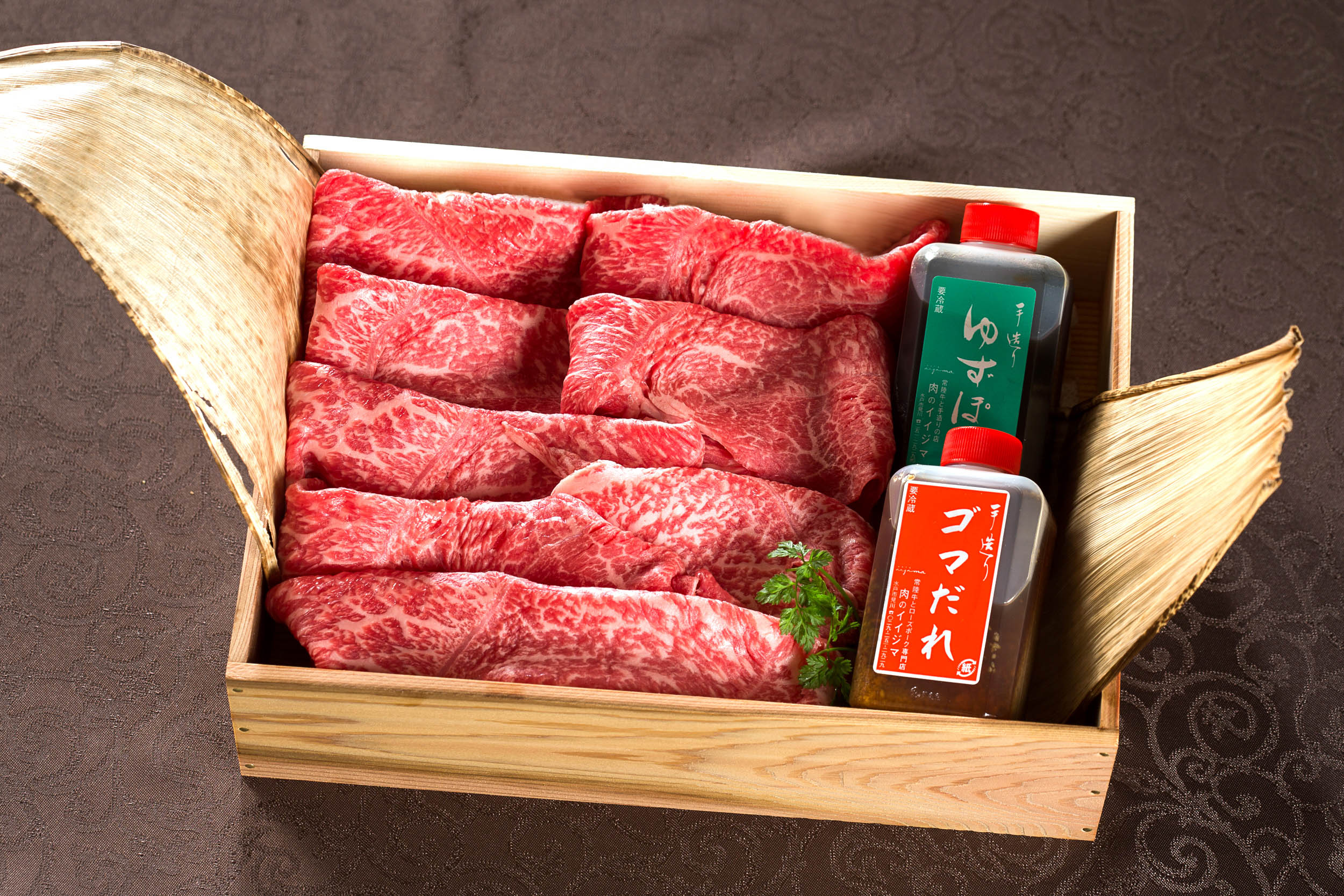 肉 常陸牛 しゃぶしゃぶ用 霜降りもも540ｇ＜木箱入り・特製タレ付き＞ 牛肉 お礼 お歳暮 プレゼント 誕生日 内祝い 食べ物 ギフト対応 茨城県 水戸市【肉のイイジマ】（DU-68）