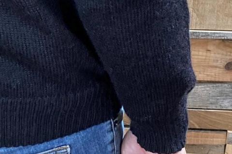 【アルパカ専門店　T'IKA】メンズカーディガンVネック　黒　(アルパカ100％) 【アパレル 洋服 おしゃれ 羽織 プレゼント 毛糸 大きめ サイズ 水戸市 ブラック】(AL-2)