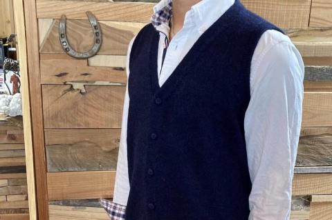 【アルパカ専門店　T'IKA】メンズベストVネック　黒・紺MIX　(アルパカ100％) 【アパレル 洋服 おしゃれ ベスト プレゼント 毛糸 大きめ サイズ 水戸市 ブラック ネイビー】(AL-7)