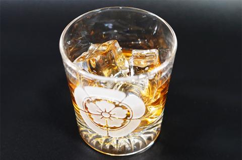 織田木瓜　家紋　ロックグラス【織田木瓜 家紋 ロックグラス グラス コップ ガラス 彫刻 プレゼント ギフト 就職祝い 誕生日 父の日 母の日 結婚祝い 新築祝い和風 耐熱】（HW-3）