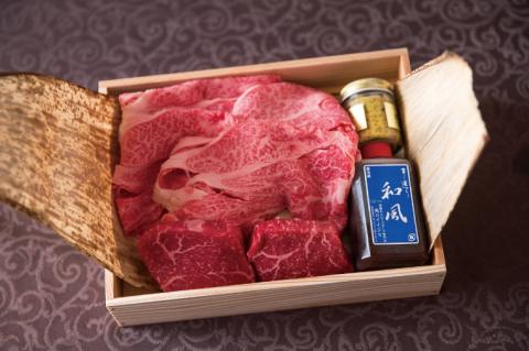 肉 常陸牛 A5 肩ロースすきやき300ｇ＆ 常陸牛 A5 ももステーキ80g×2セット＜木箱入り・特製タレ／マスタード付き＞ お歳暮 霜降り ギフトセット 内祝い 結婚 出産 記念日（DU-33）