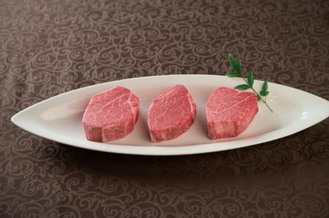 【超希少部位】 常陸牛A5シャトーブリアン ステーキ 200g × 3枚 木箱入り・特製タレ／マスタード付き 肉 お歳暮 内祝い お祝い 結婚 出産 プレゼント 誕生日 ギフト対応 【肉のイイジマ】（DU-34）