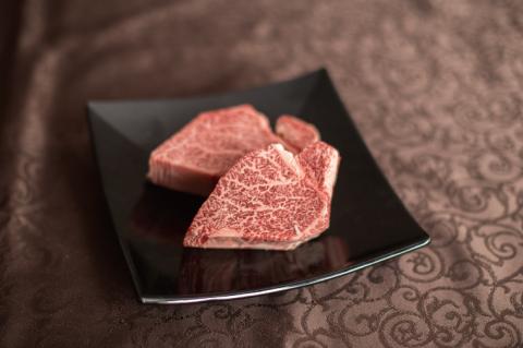 【希少部位】肉 常陸牛A5 フィレミニヨンステーキ 150g×2枚＜木箱入り・特製タレ／マスタード付き＞ ヒレステーキ お歳暮 プレゼント 誕生日 食べ物 上質 ギフト対応【肉のイイジマ】（DU-36）