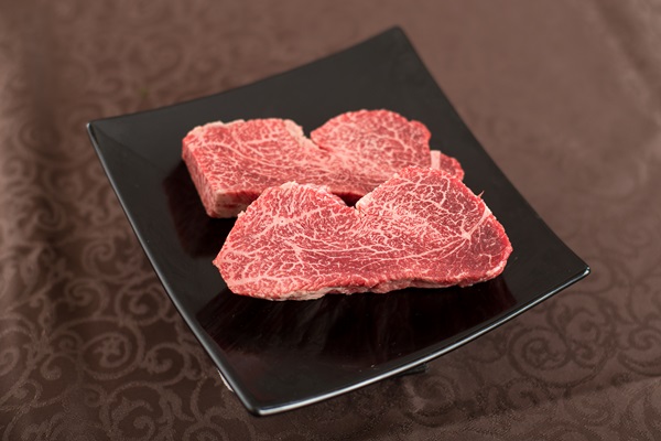 【希少部位】 肉 常陸牛A5 フィレ赤身 ステーキ2枚300g ＜木箱入り・特製タレ／マスタード付き＞ ヒレステーキ お歳暮 内祝い 結婚 出産 プレゼント 誕生日 ギフト対応 【肉のイイジマ】（DU-67）